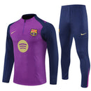 Shop des Spielers, FC Barcelona Trainingsanzug 25/26, Barcelona Jacke Lila, Barcelona Hose Dunkelblau, Fußball Trainingsanzug Barcelona, Barça Kollektion 2026, Trainingsanzug Herren Lila Blau, Barcelona Fan-Shop, Barcelona Training 2026, Fußball-Fanartikel, FC Barcelona Trainingskleidung, Trainingsset 2025, Blaugrana Training.