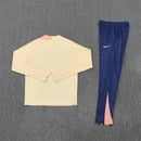 Shop des Spielers, Barcelona Trainingsanzug 25/26, Barcelona Jacke Beige, Barcelona Hose Blau, Barcelona Training-Set, Blaugrana Kollektion 2026, Trainingsanzug Herren Barcelona, FC Barcelona Fan-Shop, Fußball Trainingsanzug Beige Blau, Barcelona Sportbekleidung, Trainingsanzug 2025, Fußball-Fanartikel.