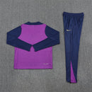 Shop des Spielers, FC Barcelona Trainingsanzug 25/26, Barcelona Jacke Lila, Barcelona Hose Dunkelblau, Fußball Trainingsanzug Barcelona, Barça Kollektion 2026, Trainingsanzug Herren Lila Blau, Barcelona Fan-Shop, Barcelona Training 2026, Fußball-Fanartikel, FC Barcelona Trainingskleidung, Trainingsset 2025, Blaugrana Training.