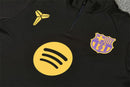 Shop des Spielers, FC Barcelona Trainingsanzug 26/27, Barcelona Kobe Bryant Edition, FC Barcelona Trainingsset schwarz, Kobe Bryant Fußball Kollektion, Barça x Kobe, Trainingsanzug Herren Barcelona, Fußball Streetwear Deutschland, Barcelona Fan-Artikel limitiert, Black Mamba Mentality, Barça Jersey Set.