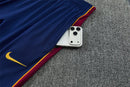 Shop des Spielers, FC Barcelona Trainingsanzug 26/27, Barcelona Trainingsset Bordeaux, FC Barcelona Jacke Hose, Barcelona Fußballkleidung, FC Barcelona Fanshop Deutschland, Trainingsanzug Herren Barcelona, Barcelona Trainingsanzug 2026, Sportbekleidung FC Barcelona, Barça Anzug Marineblau, Fußball-Shop, Barcelona Fan-Artikel.