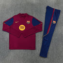 Shop des Spielers, FC Barcelona Trainingsanzug 26/27, Barcelona Trainingsset Bordeaux, FC Barcelona Jacke Hose, Barcelona Fußballkleidung, FC Barcelona Fanshop Deutschland, Trainingsanzug Herren Barcelona, Barcelona Trainingsanzug 2026, Sportbekleidung FC Barcelona, Barça Anzug Marineblau, Fußball-Shop, Barcelona Fan-Artikel.