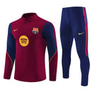 Shop des Spielers, FC Barcelona Trainingsanzug 26/27, Barcelona Trainingsset Bordeaux, FC Barcelona Jacke Hose, Barcelona Fußballkleidung, FC Barcelona Fanshop Deutschland, Trainingsanzug Herren Barcelona, Barcelona Trainingsanzug 2026, Sportbekleidung FC Barcelona, Barça Anzug Marineblau, Fußball-Shop, Barcelona Fan-Artikel.