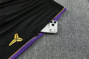 Shop des Spielers, FC Barcelona Trainingsanzug 26/27, Barcelona Kobe Bryant Edition, FC Barcelona Trainingsset schwarz, Kobe Bryant Fußball Kollektion, Barça x Kobe, Trainingsanzug Herren Barcelona, Fußball Streetwear Deutschland, Barcelona Fan-Artikel limitiert, Black Mamba Mentality, Barça Jersey Set.