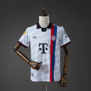 Shop des Spielers, FC Bayern Auswärtstrikot 26/27, Bayern München Trikot Polo, FCB Trikot 26/27 Herren, Bayern München Fan-Artikel, FCB Auswärtstrikot 2026 2027, Fußball Trikot Bayern Polo-Stil, Bayern Trikot Shop, Fan-Shirt FC Bayern München, Bayern München Trikot limitiert, FCB 26/27 Saison.