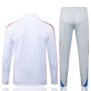 Shop des Spielers, FC Bayern Trainingsanzug 25/26, FC Bayern Jacke Weiß, FC Bayern Hose Grau, Bayern München Training-Set, Fußball Trainingsanzug Bayern, FC Bayern München Kollektion 2026, Mia San Mia, Sportbekleidung FC Bayern, Bayern München Fan-Shop, Fußball-Trainingsanzug 2025, FC Bayern Trainingskleidung.
