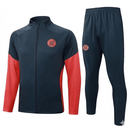 Shop des Spielers, FC Bayern Trainingsanzug 25/26, FC Bayern Jacke Dunkelgrau, FC Bayern Hose Orange, Bayern München Training-Set Grau, Fußball Trainingsanzug Bayern, FC Bayern München Kollektion 2026, Mia San Mia, Sportbekleidung FC Bayern, Bayern München Fan-Shop, Fußball-Trainingsanzug 2025, FC Bayern Trainingskleidung Dunkelgrau.