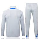 Shop des Spielers, FC Bayern Trainingsanzug 25/26, FC Bayern Jacke Grau, FC Bayern Hose Grau, Bayern München Training-Set, Fußball Trainingsanzug Bayern, FC Bayern München Kollektion 2026, Mia San Mia, Sportbekleidung FC Bayern, Bayern München Fan-Shop, Fußball-Trainingsanzug 2025, FC Bayern Trainingskleidung Grau.