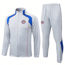 Shop des Spielers, FC Bayern Trainingsanzug 25/26, FC Bayern Jacke Grau, FC Bayern Hose Grau, Bayern München Training-Set, Fußball Trainingsanzug Bayern, FC Bayern München Kollektion 2026, Mia San Mia, Sportbekleidung FC Bayern, Bayern München Fan-Shop, Fußball-Trainingsanzug 2025, FC Bayern Trainingskleidung Grau.