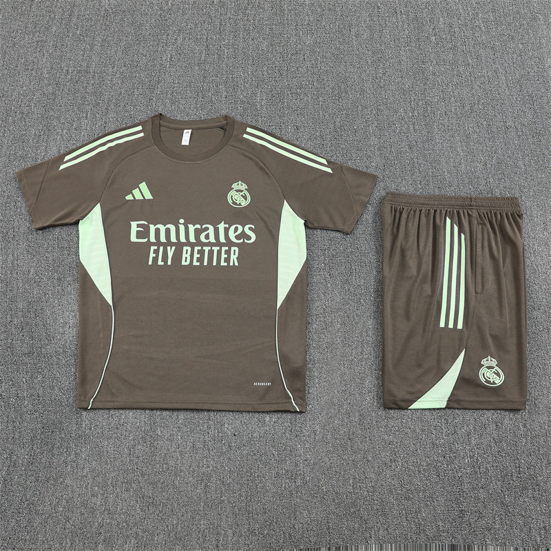 Real Madrid Trainingsset 25/26 Trikot und Shorts