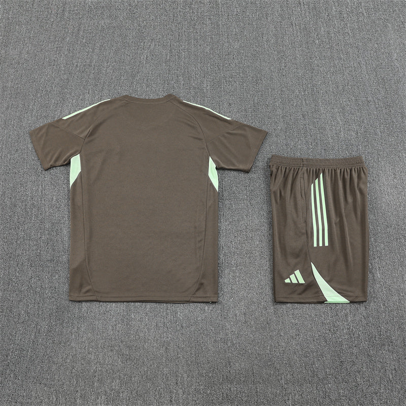 Real Madrid Trainingsset 25/26 Trikot und Shorts