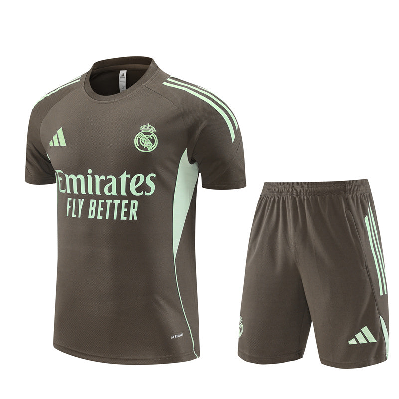 Real Madrid Trainingsset 25/26 Trikot und Shorts