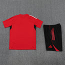 Manchester United Trainingsset 25/26 Trikot und Shorts