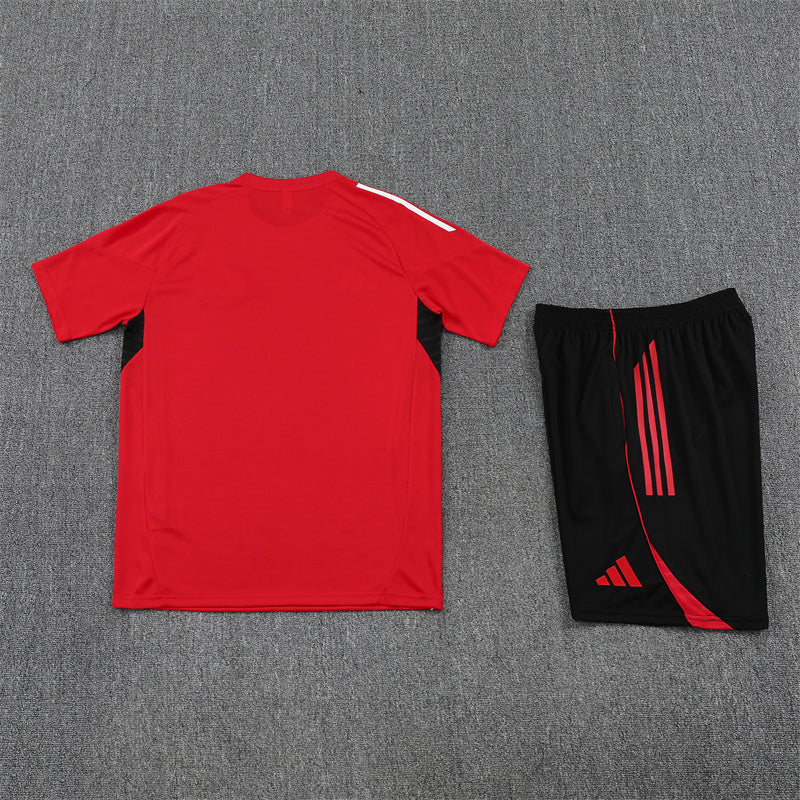 Manchester United Trainingsset 25/26 Trikot und Shorts