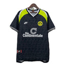 Borussia Dortmund Retro Auswärtstrikot 1995 1996 schwarz 1.1 Premium Qualität Shop des Spielers BVB Vintage Away Jersey Die Continentale, BVB Retro Trikot schwarz, Dortmund 95/96 Auswärtstrikot, BVB Vintage Trikot kaufen, Borussia Dortmund Klassiker, 1.1 Qualität Retro, Die Continentale Trikot, BVB 90er Jahre Trikot, Fußballtrikot schwarz gelb, Dortmund Sammlerstück.