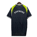 Borussia Dortmund Retro Auswärtstrikot 1995 1996 schwarz 1.1 Premium Qualität Shop des Spielers BVB Vintage Away Jersey Die Continentale, BVB Retro Trikot schwarz, Dortmund 95/96 Auswärtstrikot, BVB Vintage Trikot kaufen, Borussia Dortmund Klassiker, 1.1 Qualität Retro, Die Continentale Trikot, BVB 90er Jahre Trikot, Fußballtrikot schwarz gelb, Dortmund Sammlerstück.