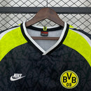 Borussia Dortmund Retro Auswärtstrikot 1995 1996 schwarz 1.1 Premium Qualität Shop des Spielers BVB Vintage Away Jersey Die Continentale, BVB Retro Trikot schwarz, Dortmund 95/96 Auswärtstrikot, BVB Vintage Trikot kaufen, Borussia Dortmund Klassiker, 1.1 Qualität Retro, Die Continentale Trikot, BVB 90er Jahre Trikot, Fußballtrikot schwarz gelb, Dortmund Sammlerstück.