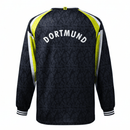 Detailaufnahme des klassischen BVB-Vereinswappens auf dem 95/96 Retro Trikot