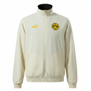 Detailaufnahme des BVB Vereinswappens auf der hochwertigen 25/26 Wendejacke.