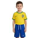 Shop des Spielers, Brasilien Kinder-Set 1998, Brasilien Trikot Kinder Retro, Brasilien Heimtrikot Kinder, Brasilien Shorts Kinder, Fußball Trikot Brasilien gelb, Brasilien 98 Trikot Kinder, Seleção Kinder-Set Retro, Fußball-Shop Brasilien, Brasilien Retro-Kollektion Kinder, Brasilien Set Trikot und Shorts 98, Brasilien Kindertrikot gelb.