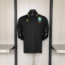 Shop des Spielers, Brasilien Polo Jordan, Jordan Brand Brasilien 2026, Brasilien Polo schwarz, Fan-Version Jordan, Brasilien Herren Polo, Brasilien Streetwear, Jordan x Brasilien Kollektion, Fußball Fan-Artikel, Brasilien Trikot Lifestyle, limitierte Edition Jordan, Brasilien Fan-Shop Deutschland.