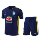 Brasilien Trainingsset Jordan 2026 2027 Herren marineblau Trikot und Shorts 1.1 Premium Qualität Shop des Spielers Seleção Jordan Gear, Brasilien Jordan Trainingsset, Brazil Jordan Kit 2026, Brasilien Trikot marineblau, Jordan Fußballbekleidung, 1.1 Qualität Brasilien, Seleção Fanshop Deutschland, Jordan Jumpman Trikot Brasilien, Fußball Set Herren blau.
