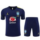 Brasilien Trainingsset Jordan 2026 2027 Herren marineblau Trikot und Shorts 1.1 Premium Qualität Shop des Spielers Seleção Jordan Gear, Brasilien Jordan Trainingsset, Brazil Jordan Kit 2026, Brasilien Trikot marineblau, Jordan Fußballbekleidung, 1.1 Qualität Brasilien, Seleção Fanshop Deutschland, Jordan Jumpman Trikot Brasilien, Fußball Set Herren blau.