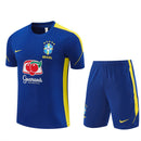 Brasilien Trainingsset Nike 2026 2027 Herren blau Trikot und Shorts 1.1 Premium Qualität Shop des Spielers Seleção Nike Gear, Brasilien Trainingsset 2026, Nike CBF Gear, Brasilien Trikot blau, Fußball Trainingsset Herren, 1.1 Qualität Brasilien, Vinícius Jr Training, Seleção Fanshop Deutschland, Fußball Set Nike blau.