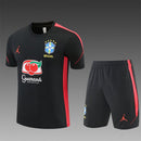 Brasilien Trainingsset Jordan 2026 2027 Herren schwarz Trikot und Shorts 1.1 Premium Qualität Shop des Spielers CBF Jordan Gear Black Gold, Brasilien Jordan Trainingsset, Brazil Jordan Kit 2026, Brasilien Trikot schwarz gold, Jordan Fußballbekleidung, 1.1 Qualität Brasilien, Seleção Fanshop, Jordan Jumpman Trikot Brasilien, Fußball Set Herren schwarz.