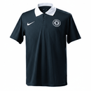 Offizielles Chelsea FC Polohemd 25/26 in Schwarz, Frontansicht. Chelsea FC, Polohemd, 25/26, Fan-Version, Herren, Schwarz, Chelsea Trikot, Fußball Fanwear, Chelsea Polo, Blues Style, Shop des Spielers, Casual Sportswear, Chelsea Fanartikel