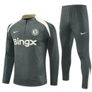 Shop des Spielers, Chelsea Trainingsanzug 25/26, Chelsea Jacke Grau, Chelsea Hose Grau, Fußball Trainingsanzug Chelsea, Blues Kollektion 2026, Trainingsanzug Herren Grau, Chelsea Fan-Shop, Chelsea Training 2026, Fußball-Fanartikel, FC Chelsea Trainingskleidung, Trainingsset 2025, Chelsea Grau-Set.