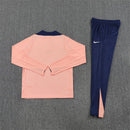Shop des Spielers, Chelsea Trainingsanzug 25/26, Chelsea Jacke Salm, Chelsea Hose Blau, Chelsea Training-Set, Blues Kollektion 2026, Trainingsanzug Herren Chelsea, Chelsea Fan-Shop, Fußball Trainingsanzug Salm, Chelsea Sportbekleidung, Trainingsanzug 2025, Fußball-Fanartikel.