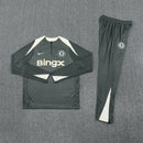 Shop des Spielers, Chelsea Trainingsanzug 25/26, Chelsea Jacke Grau, Chelsea Hose Grau, Fußball Trainingsanzug Chelsea, Blues Kollektion 2026, Trainingsanzug Herren Grau, Chelsea Fan-Shop, Chelsea Training 2026, Fußball-Fanartikel, FC Chelsea Trainingskleidung, Trainingsset 2025, Chelsea Grau-Set.