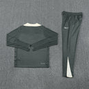 Shop des Spielers, Chelsea Trainingsanzug 25/26, Chelsea Jacke Grau, Chelsea Hose Grau, Fußball Trainingsanzug Chelsea, Blues Kollektion 2026, Trainingsanzug Herren Grau, Chelsea Fan-Shop, Chelsea Training 2026, Fußball-Fanartikel, FC Chelsea Trainingskleidung, Trainingsset 2025, Chelsea Grau-Set.