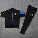 Shop des Spielers, Chelsea Trainingsanzug 25/26, Chelsea Jacke Schwarz Blau, Chelsea Hose Schwarz Blau, Fußball Trainingsanzug Chelsea, Blues Kollektion 2026, Trainingsanzug Herren Schwarz Blau, Chelsea Fan-Shop, Chelsea Training 2026, Fußball-Fanartikel, FC Chelsea Trainingskleidung, Trainingsset 2025.