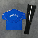 Shop des Spielers, Chelsea Trainingsanzug 26/27, Chelsea Jacke blau, Chelsea Hose schwarz, Chelsea FC Trainingsset, Chelsea Fan-Artikel, Chelsea Training 2026, Trainingsanzug Herren Chelsea, Chelsea Kleidung Deutschland, Fußball Trainingsanzug, Blues Fanshop, Chelsea Jersey Set.