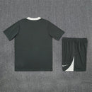 Chelsea FC Trainingsset 2025 2026 schwarzes Trikot schwarze Shorts 1.1 Premium Qualität Shop des Spielers Chelsea Training Kit Black, Chelsea Trainingsset 2025, Chelsea Trikot schwarz, Chelsea Shorts schwarz, Chelsea FC Trikot 25/26, Fußball Trainingsset Herren schwarz, 1.1 Qualität Chelsea, London Fußball Training, Chelsea Fanshop Deutschland, Fußball Set schwarz Chelsea.