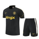 Shop des Spielers, Chelsea Trainingsset 26/27, Chelsea Trikot und Shorts schwarz, Chelsea FC Trainingskleidung, Chelsea Fan-Artikel, Chelsea Training 2026, Chelsea Trainingsset Herren, Fußball Trainingsset schwarz, Chelsea Kleidung Deutschland, Fußball-Shop, Chelsea Jersey Set.