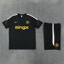Shop des Spielers, Chelsea Trainingsset 26/27, Chelsea Trikot und Shorts schwarz, Chelsea FC Trainingskleidung, Chelsea Fan-Artikel, Chelsea Training 2026, Chelsea Trainingsset Herren, Fußball Trainingsset schwarz, Chelsea Kleidung Deutschland, Fußball-Shop, Chelsea Jersey Set.