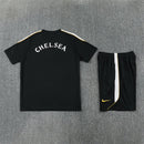 Shop des Spielers, Chelsea Trainingsset 26/27, Chelsea Trikot und Shorts schwarz, Chelsea FC Trainingskleidung, Chelsea Fan-Artikel, Chelsea Training 2026, Chelsea Trainingsset Herren, Fußball Trainingsset schwarz, Chelsea Kleidung Deutschland, Fußball-Shop, Chelsea Jersey Set.