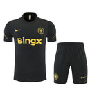 Shop des Spielers, Chelsea Trainingsset 26/27, Chelsea Trikot und Shorts schwarz, Chelsea FC Trainingskleidung, Chelsea Fan-Artikel, Chelsea Training 2026, Chelsea Trainingsset Herren, Fußball Trainingsset schwarz, Chelsea Kleidung Deutschland, Fußball-Shop, Chelsea Jersey Set.