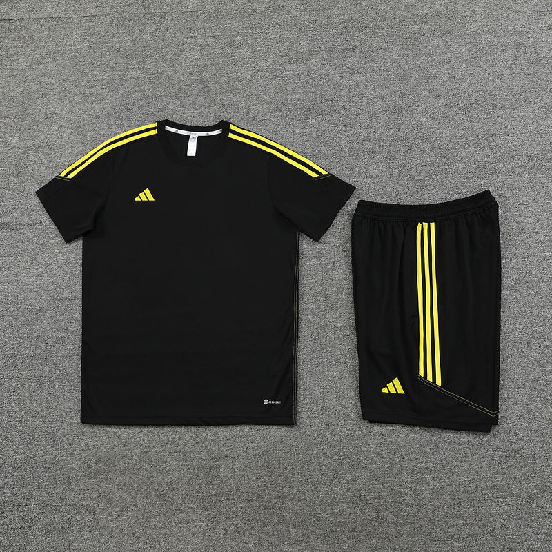 Adidas Set Herren Trikot und Shorts