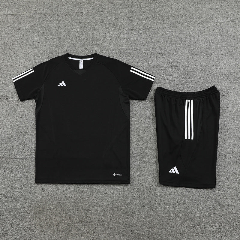 Adidas Set Herren Trikot und Shorts