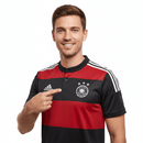 Deutschland Retrotrikot 2014 auswärts schwarz-rot Fantrikot 1.1 Premium Qualität Shop des Spielers DFB Weltmeister Design. Shop des Spielers, Deutschland Trikot 2014 auswärts, DFB Retrotrikot schwarz-rot, Deutschland 7:1 Trikot, Weltmeister Trikot 2014, 1.1 Qualität Retro, Fußball Klassiker Deutschland, Deutschland Trikot gestreift.