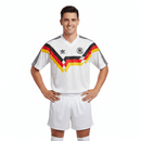 Shop des Spielers, Deutschland Heimtrikot 1990, DFB Retro-Trikot 1990, Deutschland Trikot 1990 weiß, Retro Fußball-Trikot Deutschland, Deutschland WM-Trikot 1990, DFB Kult-Trikot, Deutschland Fan-Trikot Retro, Fußball-Shop Deutschland, Klassisches DFB Trikot, Retro Fußball-Kollektion limitiert.