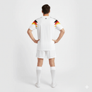 Shop des Spielers, Deutschland Heimtrikot 1990, DFB Retro-Trikot 1990, Deutschland Trikot 1990 weiß, Retro Fußball-Trikot Deutschland, Deutschland WM-Trikot 1990, DFB Kult-Trikot, Deutschland Fan-Trikot Retro, Fußball-Shop Deutschland, Klassisches DFB Trikot, Retro Fußball-Kollektion limitiert.