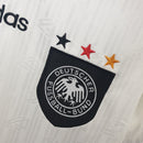 Shop des Spielers, Deutschland Heimtrikot 1996, Deutschland Retro Trikot, DFB Trikot 1996, Deutschland Fußballtrikot weiß, EM 1996 Trikot Deutschland, DFB Retro-Kollektion, Fußball-Shop Deutschland, Deutschland Trikot Klassiker, Retro Fan-Trikot Herren, Deutschland Trikot 96.
