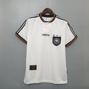 Shop des Spielers, Deutschland Heimtrikot 1996, Deutschland Retro Trikot, DFB Trikot 1996, Deutschland Fußballtrikot weiß, EM 1996 Trikot Deutschland, DFB Retro-Kollektion, Fußball-Shop Deutschland, Deutschland Trikot Klassiker, Retro Fan-Trikot Herren, Deutschland Trikot 96.