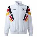 Shop des Spielers, Deutschland Jacke 1996, DFB Retro-Jacke 1996, Deutschland Jacke weiß ohne Kapuze, Retro Fußball-Jacke Deutschland, Deutschland EM 1996 Klassiker, DFB Kult-Jacke, Deutschland Fan-Jacke Retro, Fußball-Shop Deutschland, Klassische DFB Jacke 96, Retro Fußball-Kollektion limitiert