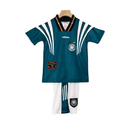 Shop des Spielers, Deutschland Kinder-Set 1996, DFB Trikot Kinder Retro, Deutschland Retro-Trikot grün, DFB Shorts weiß Kinder, Deutschland Fußballtrikot Kinder 1996, DFB Retro-Kollektion Kinder, Fußball-Shop Deutschland Kinder, Deutschland Set Trikot und Shorts 96, Fan-Set Deutschland Kinder, DFB 1996 Kindertrikot.